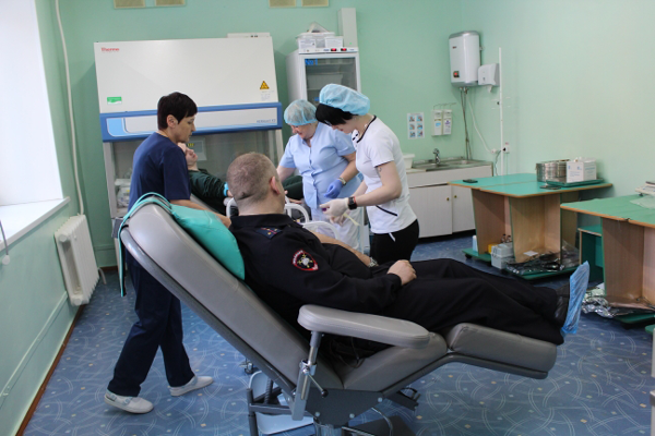 В Приморском крае сотрудники полиции приняли участие в акции по сдаче крови «Следуй за мной»